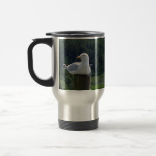 Caneca Térmica Gaivota Apoiando Poste da Cerca Fundo de Floresta