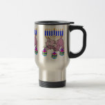 Caneca Térmica Gatinho de Hanukkah<br><div class="desc">O divertimento do gatinho feliz adorável de Hanukkah que gira dreidels na frente de um menorah judaico tradicional é perfeito para presentes de Chanukah e ideias do presente para os feriados.</div>