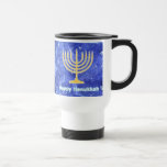 Caneca Térmica Hanukkah Snowstorm Menorah<br><div class="desc">Uma menorah Hanukkah de ouro brilhante e um texto lendo "Happy Hanukkah" em texto azul e branco brilhando sobrepôs-se a uma imagem fractal azul e branca que lembra os flocos de neve em uma tempestade. Chag Sameach! Adicione seu próprio texto adicional.</div>