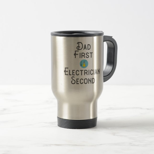 Caneca Térmica Pai eletricista Dando Primeiro Presente Eletrônico (Frente Esquerda)