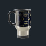 Caneca Térmica SlipperyJoe's Happy Hanukkah, estrela múltipla do<br><div class="desc">Feliz Hanukkah,  de SlipperyJoe,  com múltiplas estrelas de símbolos David Celebração artística Judaica Hebraica Chanukah dá decorações religião judaísmo símbolo significativo contextos culturais religiosos relevantes em vários formatos hexagonais azul escuro matizes roxos escuros fundo abstrato em camadas aparência texturizada</div>