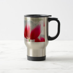 Caneca Térmica Vermelho com a tulipa branca na frente do campo