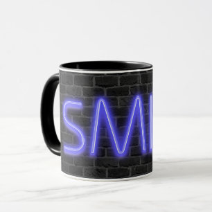 Caneca Texto SMILE em iluminação de neon no bloco