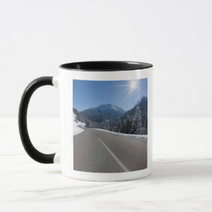 Caneca Thrugh vazio idílico da estrada uma paisagem do