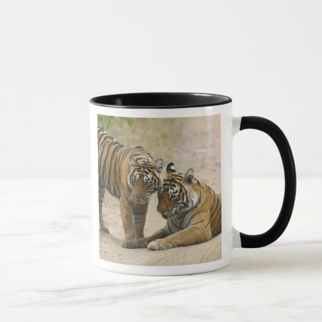 Caneca Tigre-de-bengala e filhote - Tocando à frente, (Direita)