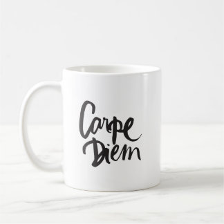 Caneca tipográfica das citações de Carpe Diem