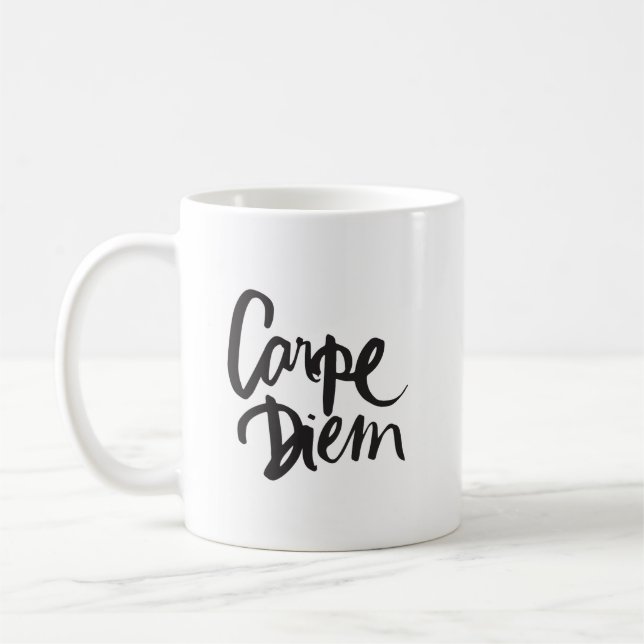 Caneca tipográfica das citações de Carpe Diem (Esquerda)