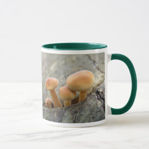 Caneca Toadstools em uma mug de tronco em árvore