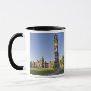 Caneca Tóte em frente ao edifício do Parlamento em