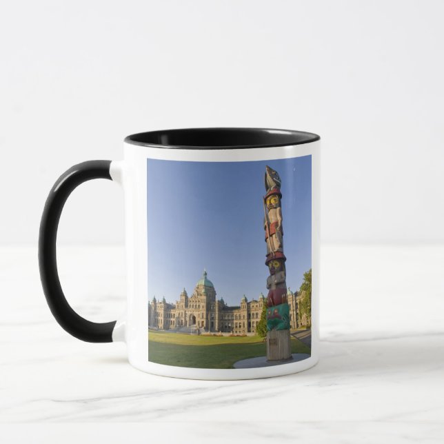 Caneca Tóte em frente ao edifício do Parlamento em (Esquerda)
