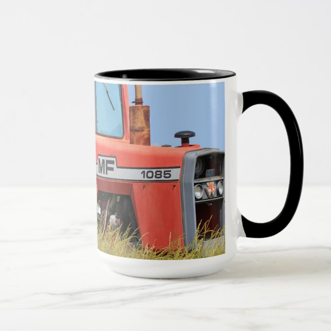 Caneca Trator de Massey Ferguson em um campo (Direita)
