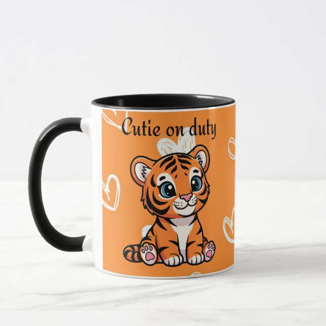 Caneca Travesseiro Cutie on Duty | Design de Bebê Tigre F (Esquerda)