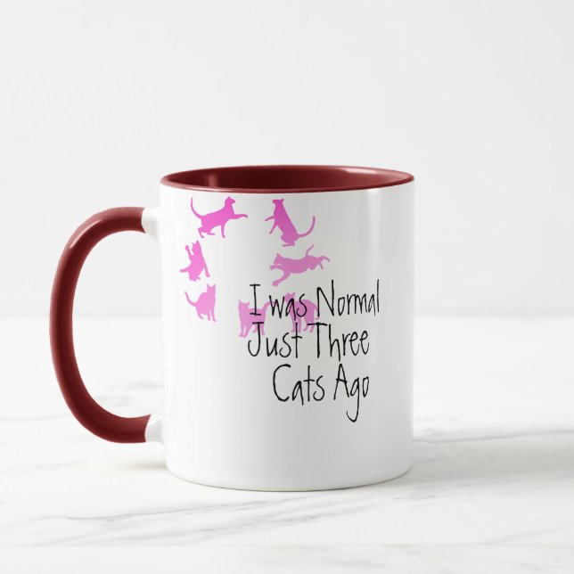 Caneca Três Gatos Atrás - Design Normal Engraçado  (Esquerda)