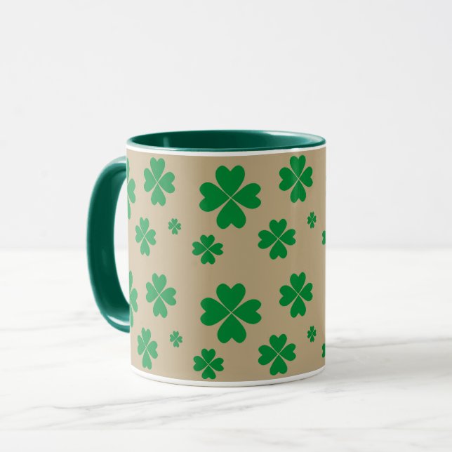 Caneca Trevos Verdes Sortudos sobre Bege (Frente Esquerda)