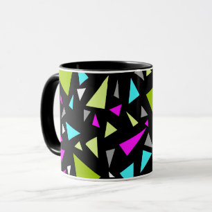 Caneca Triângulos cores verde carmesim em fundo preto