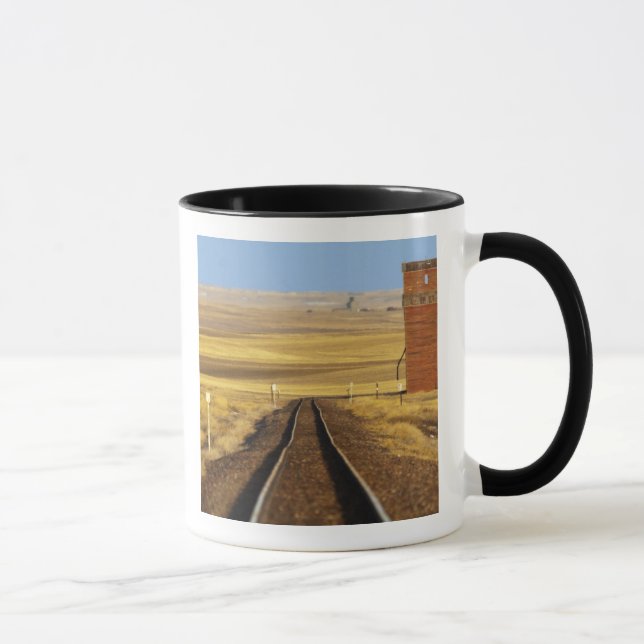 Caneca Trilhos de trem levam a velho celeiro em Collins (Direita)
