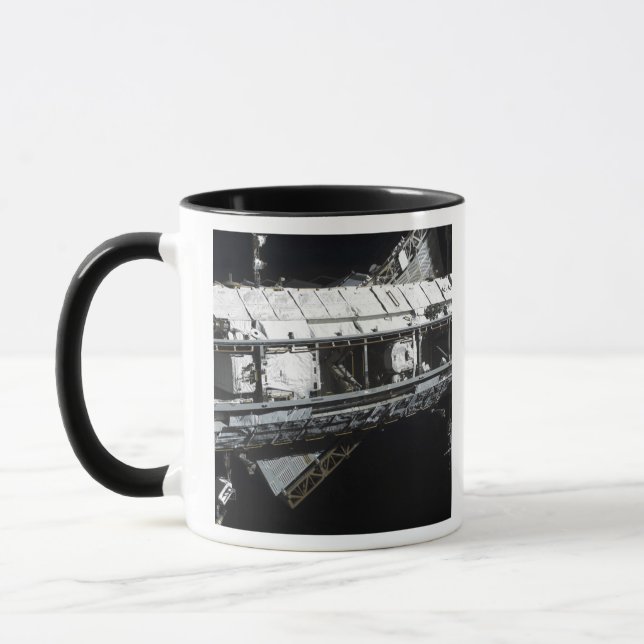 Caneca Tru a estibordo da Estação Espacial Internacional (Esquerda)