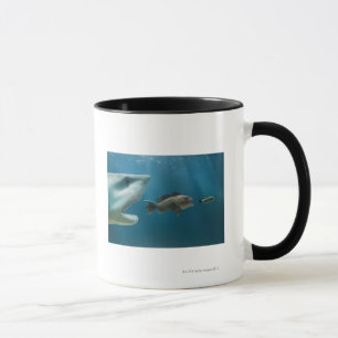 Caneca Tubarão que persegue o badejo que persegue o