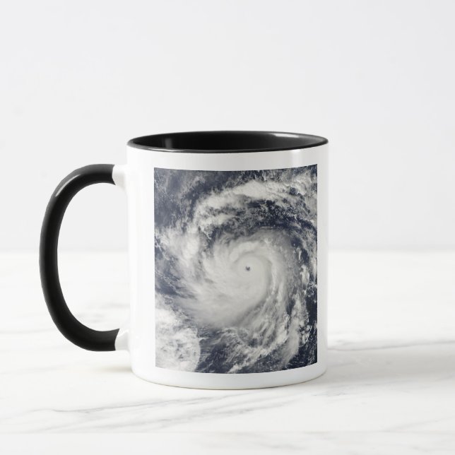 Caneca Tufão Nida no Oceano Pacífico (Esquerda)