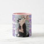 Caneca Tuxedo Cat Funny Happy Dance Birthday Mug Puro<br><div class="desc">Tuxedo Cat Engraçado Dança Feliz Aniversário Púrpura A Foto e design floral. Um mosto para qualquer amante de gatos!</div>