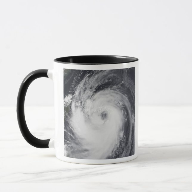 Caneca Typhoon Chaba no oceano Pacífico ocidental (Esquerda)