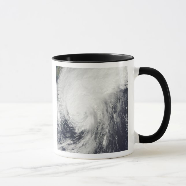 Caneca Typhoon Melor se aproximando do Japão (Direita)