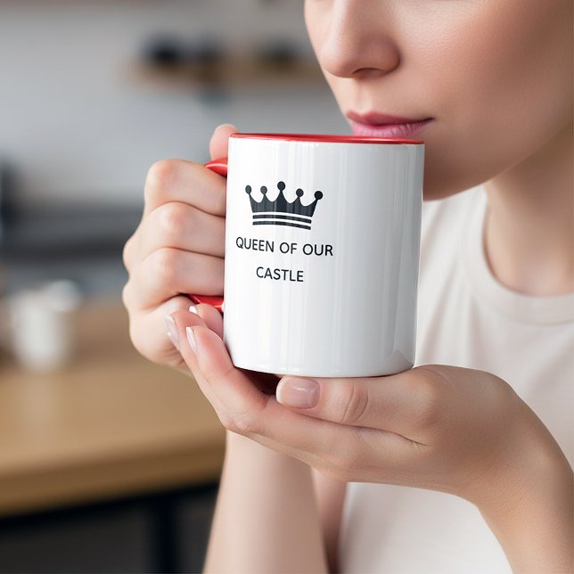 Caneca Typography Mug Design – Queen of Our Castle (Criador carregado)