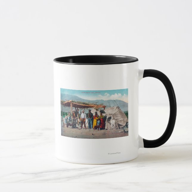 Caneca Um acampamento índio em Piute com NativesNevada (Direita)