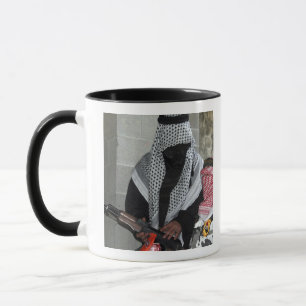 Caneca Um agressor inimigo do papel-playing arma um