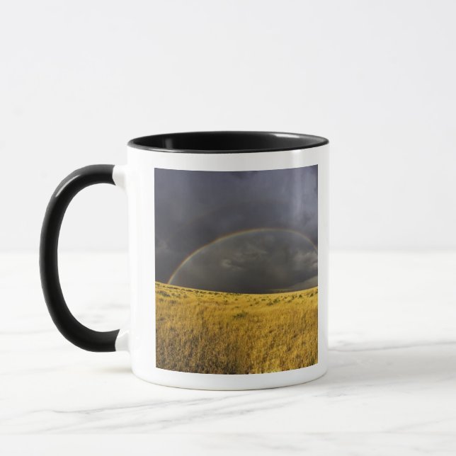 Caneca Um arco-íris aparecendo através de uma névoa à tar (Esquerda)