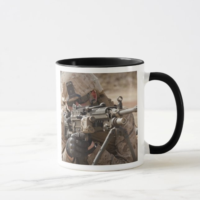 Caneca Um atirador automático de armas fornece instrutor (Direita)