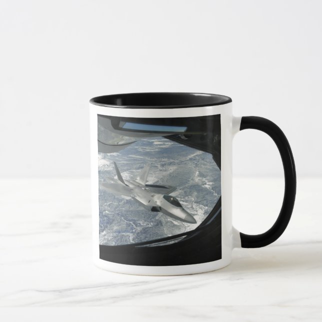 Caneca Um banco de Raptor F-22 longe de um KC-135 (Direita)