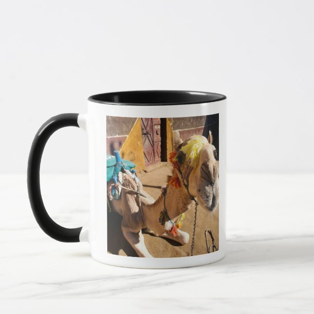 Caneca Um camelo amigável aguarda seu próximo passageiro, (Esquerda)