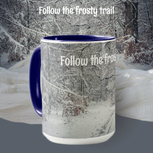Caneca Um caminho coberto de neve através de uma floresta