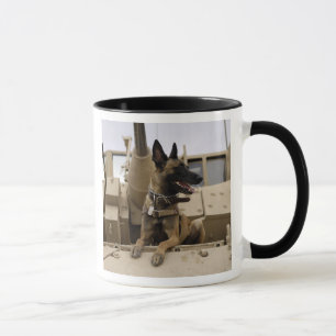 Caneca Um cão de funcionamento militar senta-se em um