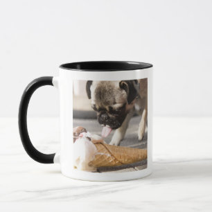 Caneca Um cão que come um sorvete de um pavimento