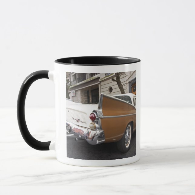 Caneca Um carro clássico Studebaker Silver Hawk estaciona (Esquerda)