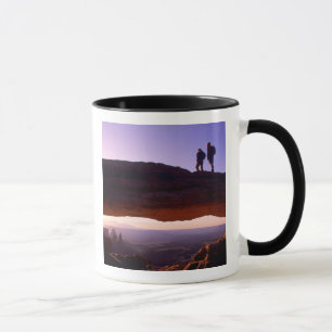 Caneca Um casal assiste ao nascer do sol do áop Mesa Arch