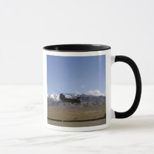Caneca Um CH-47 Chinook decola