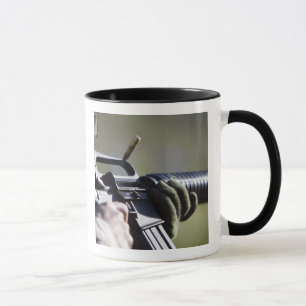 Caneca Um círculo voa da câmara de um M-16A2