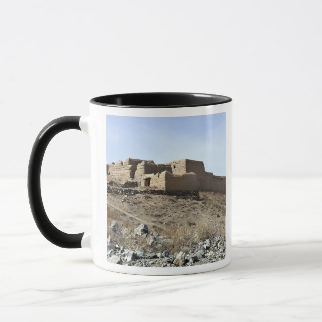 Caneca Um composto fortificado na aldeia de Akbar Kh (Esquerda)