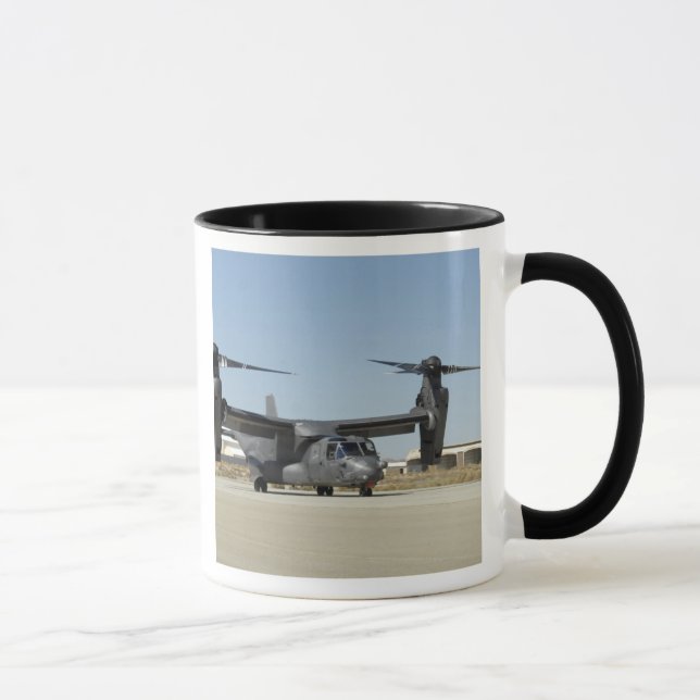 Caneca Um CV-22 Osprey prepara-se para a descolagem (Direita)