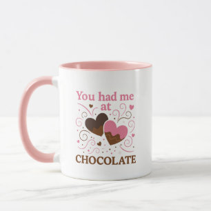 Caneca Um design rosa e marrom de corações com um toque d