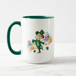 Caneca Um duende dançante bonito e feliz, um arco-íris