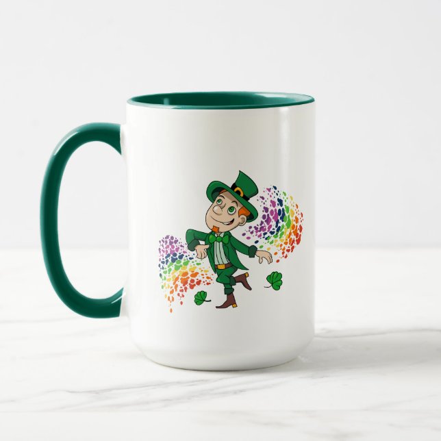 Caneca Um duende dançante bonito e feliz, um arco-íris (Esquerda)