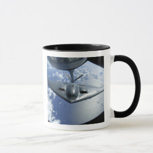 Caneca Um espírito B-2 move-se na posição para