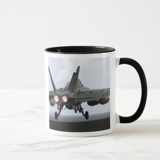 Caneca Um F/A-18E Super Hornet é lançado (Direita)