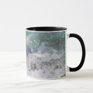 Caneca Um filhote de foca surfando