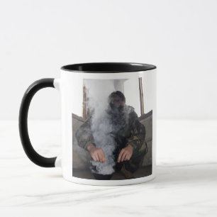 Caneca Um fuzileiro naval enche a câmara de gás com mai