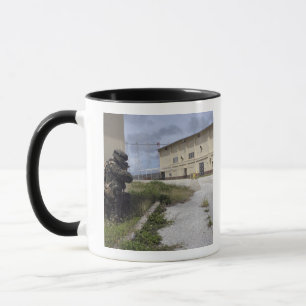 Caneca Um fuzileiro naval posta a segurança